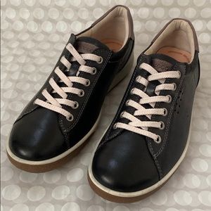Ecco women's sneakers, made of genuine leather, size 8, made in Indonesia.